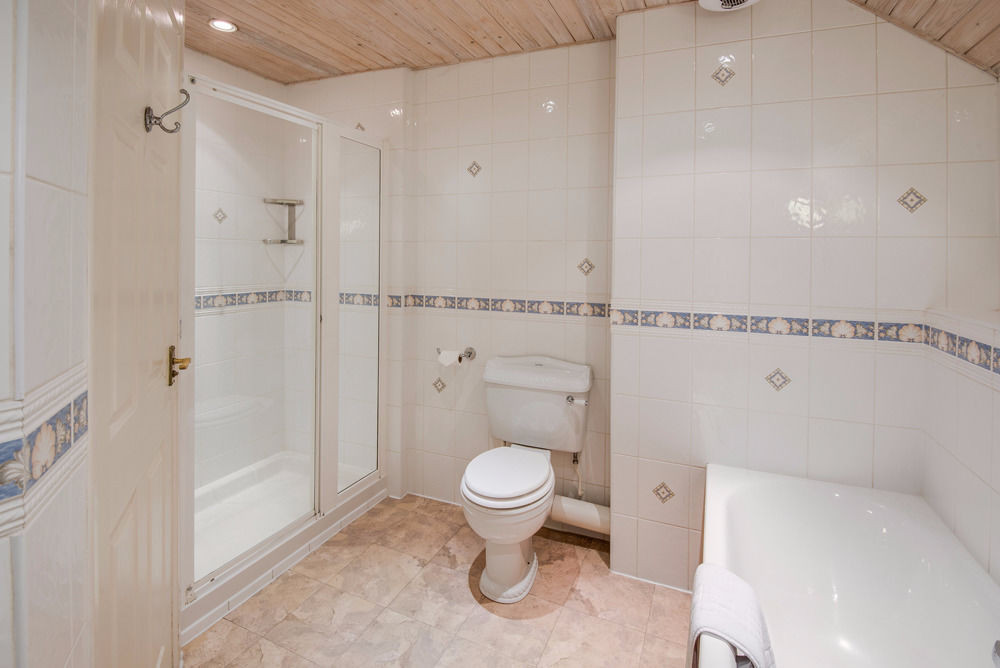The Wheatsheaf Hotel And Restaurant Свинтон Экстерьер фото