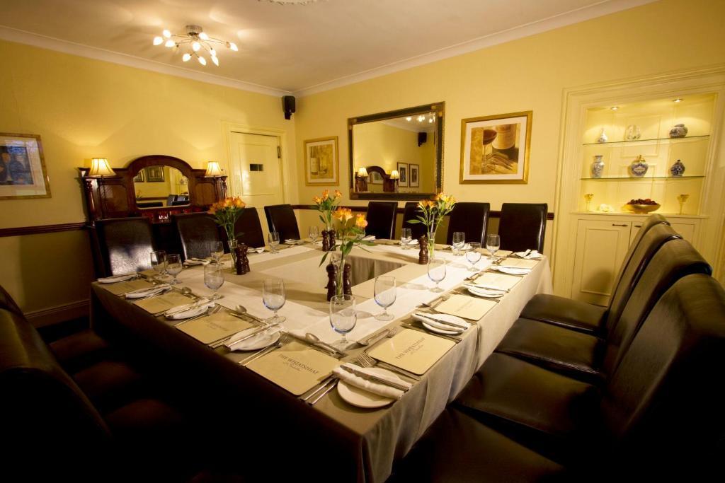 The Wheatsheaf Hotel And Restaurant Свинтон Экстерьер фото